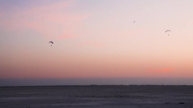Kutch Rann Utsav dhordo kutch white rann gujrat india 'da çekilen, el değmemiş günbatımı dramatik turuncu gökyüzünde uçan motorlar..