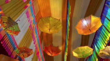 Şemsiyeli ve ışıklı güzel sanatsal iç dekorasyon