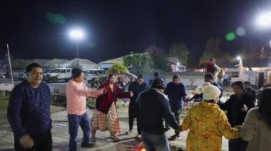 Yerel sanatçıların gece geleneksel halk müziği şarkıları söyleyerek çadır kampında dans eden insanlar, Ran festivali dhordo kutch white rann gujrat lndia 'da, Ocak 08 2025' te çekildi..
