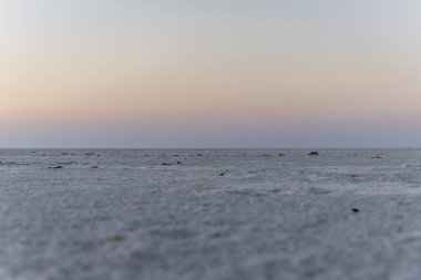 Beyaz tuz düzlükleri çöl dramatik turuncu günbatımı gökyüzü alacakaranlıkta çekilir dhordo kutch beyaz rann gujrat Hindistan 'da.