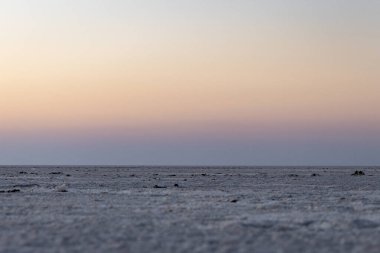 Beyaz tuz düzlükleri çöl dramatik turuncu günbatımı gökyüzü alacakaranlıkta çekilir dhordo kutch beyaz rann gujrat Hindistan 'da.