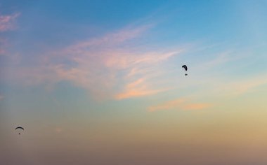 Kutch Rann Utsav dhordo kutch beyaz rann gujrat Hindistan 'da, el değmemiş günbatımı dramatik gökyüzünde uçan para motorları....