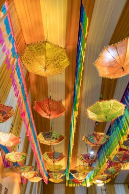 Şemsiyeli ve ışıklı güzel sanatsal iç dekorasyon