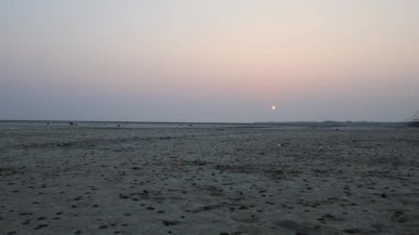 Kuru tarlalar, güneş doğarken parlak turuncu gökyüzü.