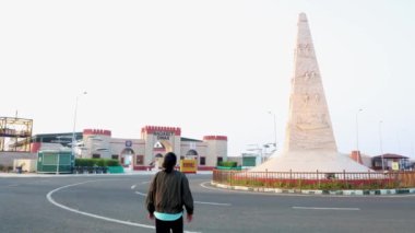 Hindistan Pakistan sınırındaki vatansever direğe gündüz yürüyen kız Hindistan-Pakistan sınırındaki Nadabet Tharad Gujarat sınırında çekiliyor..