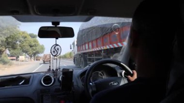 Sürücüyle otoyol sürüşünün gündüz gösterge paneli görüntüsü