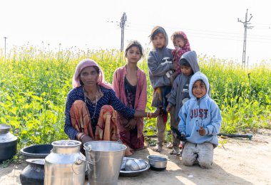 Gündüz vakti çocuklarla mücadele eden anne Tharad Gujarat 'ı 10 Ocak 2025' te aldı..