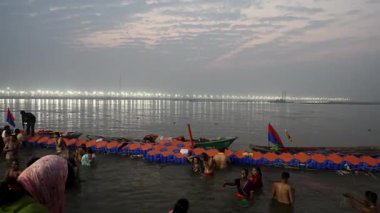 Mahakumbh Festivali 'nde Triveni Sangam' da kutsal dalış yapan kalabalık hayranları 17 Şubat 2025 'te Mahakumbh mela Twitagraj uttar pradesh Hindistan' da çekiliyor..