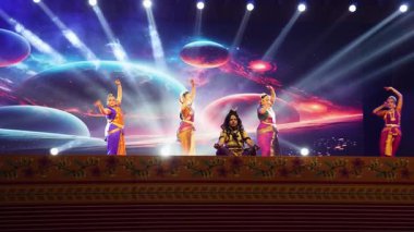 17 Şubat 2025 'te Hindistan' da mahakumbh mela the uttar pradesh India 'da gece vakti renkli ışıklarla geleneksel Hint dansı bharatanatyam sahnesinde sanatçılar çekilir..