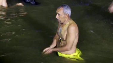 Hacılar, mahakumbh videosu sırasında Triveni Sangam 'da yapılan ayin sonrası namaz kılmak için Pagraj Pradesh Hindistan' daki Maha kumbh mela 'da çekiliyor..