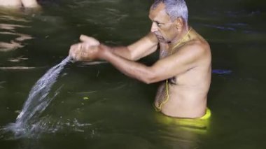 Hacılar, mahakumbh videosu sırasında Triveni Sangam 'da yapılan ayin sonrası namaz kılmak için Pagraj Pradesh Hindistan' daki Maha kumbh mela 'da çekiliyor..
