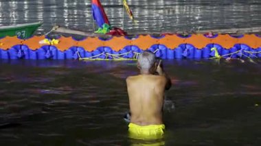 Hacılar, mahakumbh videosu sırasında Triveni Sangam 'da yapılan ayin sonrası namaz kılmak için Pagraj Pradesh Hindistan' daki Maha kumbh mela 'da çekiliyor..