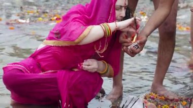 Triveni Sangam 'daki kutsal banyodan sonra maha kumbh mela' da çekilen maha kumbh videosundan alınmıştır..