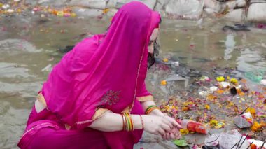 Triveni Sangam 'daki kutsal banyodan sonra maha kumbh mela' da çekilen maha kumbh videosundan alınmıştır..