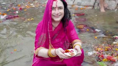 Triveni Sangam 'daki kutsal banyodan sonra maha kumbh mela' da çekilen maha kumbh videosundan alınmıştır..