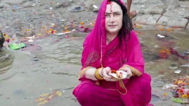 Triveni Sangam 'daki kutsal banyodan sonra maha kumbh mela' da çekilen maha kumbh videosundan alınmıştır..