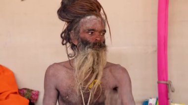Mahakumbh festivali videosu sırasında benzersiz ifadelere sahip manevi naga sadhu, Prayagraj uttar pradesh India 'da maha kumbh mela' da çekildi..