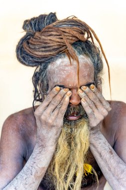 Naga sadhu derin meditasyonda, mahakumbh 'da ilahi ifadelerle.