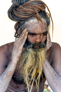 Naga sadhu derin meditasyonda, mahakumbh 'da ilahi ifadelerle.