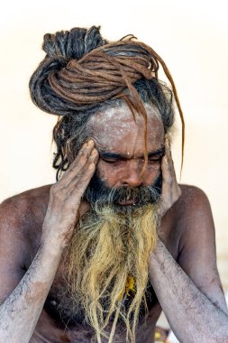 Naga sadhu derin meditasyonda, mahakumbh 'da ilahi ifadelerle.