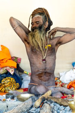 Mahakumbh 'da neşeli ifadeleri olan ruhen aydınlanmış Naga azizi.