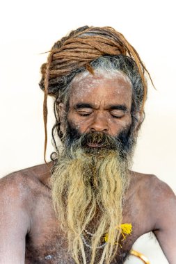 Naga Hindu aziz, mahakumbh festivali sırasında transta.