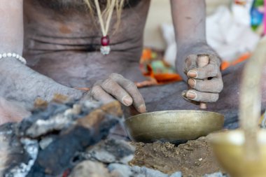 Ruhani Naga sadhu mahakumbh festivali sırasında elinde marihuana piposu tutuyordu.