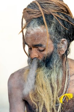 Mahakumbh festivali sırasında naga sadhu ve kutsal chillum dumanı