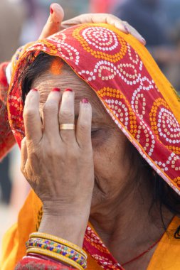 Hint evli Hindu kadınlar Mahakumbh Festivali 'nde haşarat ayinlerine katılıyorlar. Fotoğraf, Umraj Pradesh Hindistan' da Maha Kumbh mela 'da çekildi..