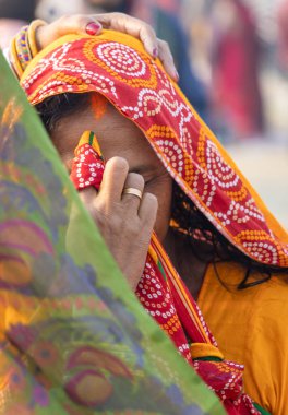 Hint evli Hindu kadınlar Mahakumbh Festivali 'nde haşarat ayinlerine katılıyorlar. Fotoğraf, Umraj Pradesh Hindistan' da Maha Kumbh mela 'da çekildi..