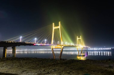 Çağdaş mimari köprü gece ışıklarıyla Ganj Nehri üzerinde parıldıyor mahakumbh görüntü için New Yamuna Köprüsü 'nde çekiliyor mahakumbh mela Twitagraj uttar pradesh India.