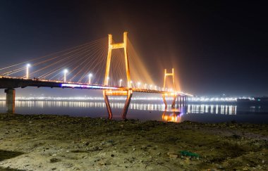 Çağdaş mimari köprü gece ışıklarıyla Ganj Nehri üzerinde parıldıyor mahakumbh görüntü için New Yamuna Köprüsü 'nde çekiliyor mahakumbh mela Twitagraj uttar pradesh India.