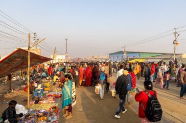 Mahakumbh 'da kutsal triveni sangam' a yürüyen büyük bir dindar topluluğu 17 Şubat 2025 'te Mahakumbh mela Twitagraj uttar pradesh Hindistan' da çekilmiştir..