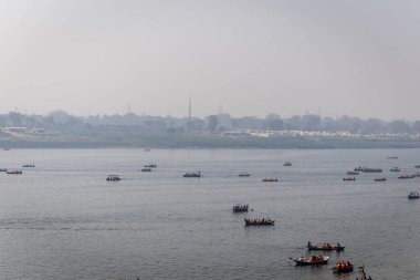 Kutsal Ganj Nehri 'nden geçen hacılar Mahakumbh' daki triveni sangam için 17 Şubat 2025 'te Mahakumbh mela the Uttar Pradesh Hindistan' da çekilmiştir..