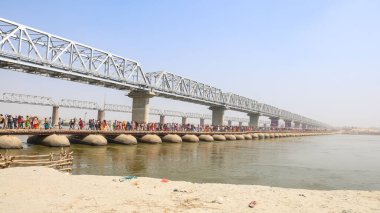 Mahakumbh 'daki Triveni Sangam' da duba köprüsünden geçen kalabalık insanlar 17 Şubat 2025 'te Mahakumbh mela.