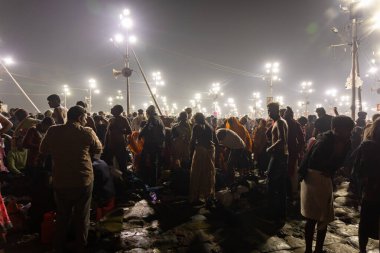 Mahakumbh Festivali 'ndeki triveni sangam' da ruhani toplanma 17 Şubat 2025 'te mahakumbh mela the uttar pradesh India' da çekilir..