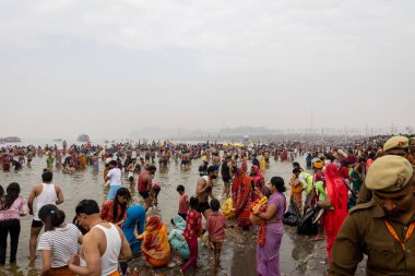 Triveni Sangam 'daki dindarların gündüz mahakumbh festivalinde toplanması 17 Şubat 2025' te Mahakumbh mela the uttar pradesh India 'da çekilmiştir..