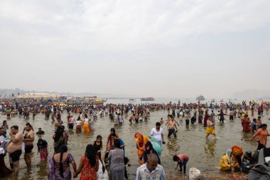 Triveni Sangam 'daki dindarların gündüz mahakumbh festivalinde toplanması 17 Şubat 2025' te Mahakumbh mela the uttar pradesh India 'da çekilmiştir..