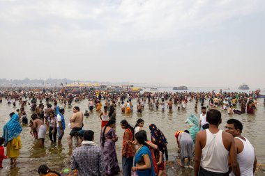 Triveni Sangam 'daki dindarların gündüz mahakumbh festivalinde toplanması 17 Şubat 2025' te Mahakumbh mela the uttar pradesh India 'da çekilmiştir..