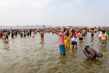 Triveni Sangam 'daki dindarların gündüz mahakumbh festivalinde toplanması 17 Şubat 2025' te Mahakumbh mela the uttar pradesh India 'da çekilmiştir..
