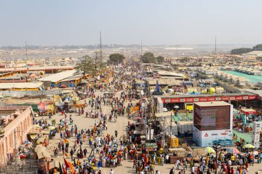 Triveni Sangam 'daki kalabalık geçici barınaklar mahakumbh festival görüntüsü 17 Şubat 2025' te mahakumbh mela prayer agraj uttar pradesh Hindistan 'da çekildi..