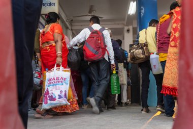 Mahakumbh İmajı 'ndaki kalabalık toplanma sırasında platforma doğru yürüyen kalabalık, 17 Şubat 2025' te pray agraj chheoki uttar pradesh Hindistan 'da toplandı..