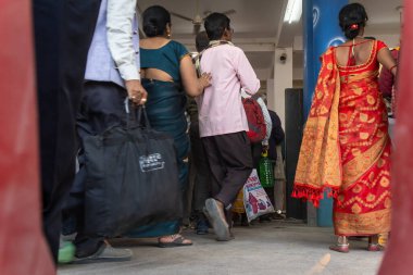 Mahakumbh İmajı 'ndaki kalabalık toplanma sırasında platforma doğru yürüyen kalabalık, 17 Şubat 2025' te pray agraj chheoki uttar pradesh Hindistan 'da toplandı..