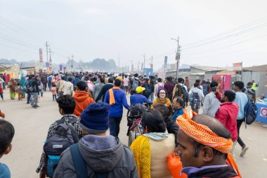 Mahakumbh 'da kutsal triveni sangam' a yürüyen büyük bir dindar topluluğu 17 Şubat 2025 'te Mahakumbh mela Twitagraj uttar pradesh Hindistan' da çekilmiştir..