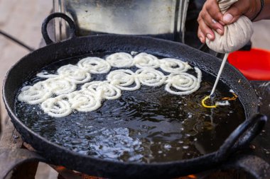 Geleneksel Hint Jalebi 'si yerel tatlı tezgahta kızarıyor.