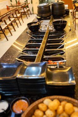 Sınırsız büfe tezgahı ve kapalı alanda self servis için birçok öğe