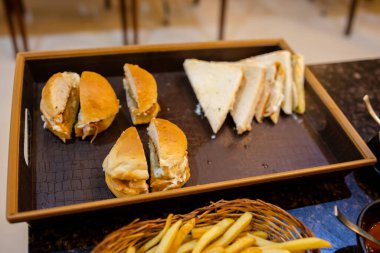 Yeni hazırlanmış hamburgerler ve sandviçler içeride servis yapmaya hazır.