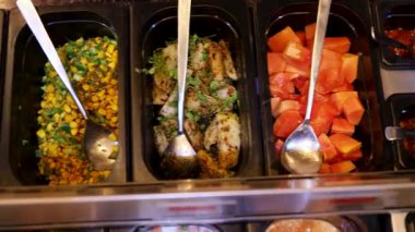 Kapalı alandaki limitsiz büfe için taze salata seçimi