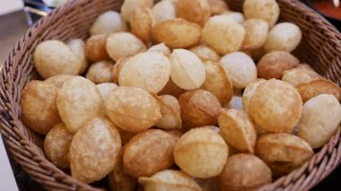 Su topları veya pani puri Hint geleneksel sokak yemekleri kapalı alanda sepette sergilenir