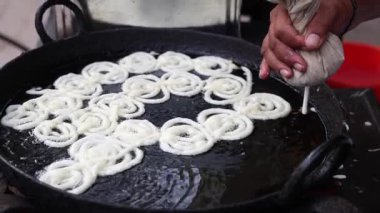 Geleneksel Hint Jalebi 'si yerel tatlı tezgahta kızarıyor.